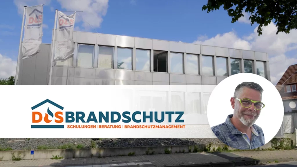 Gebäude der DS Brandschutz mit Logo und Porträt eines Mitarbeiters.