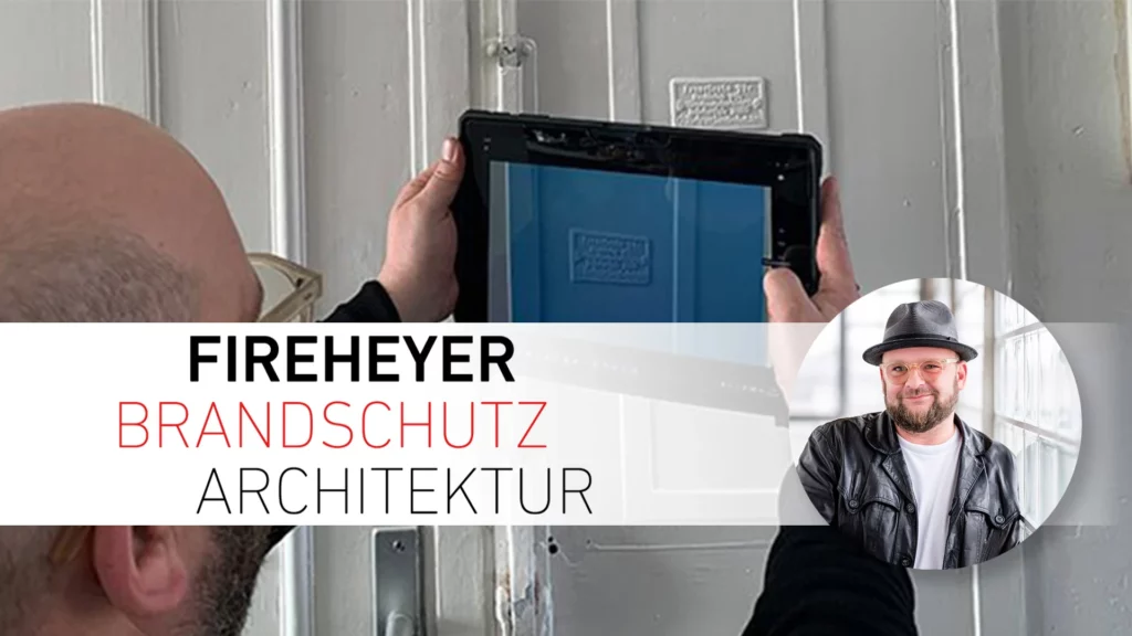 Ein Mitarbeiter von Fireheyer Brandschutz & Architektur dokumentiert mit einem Tablet Brandschutzmaßnahmen.