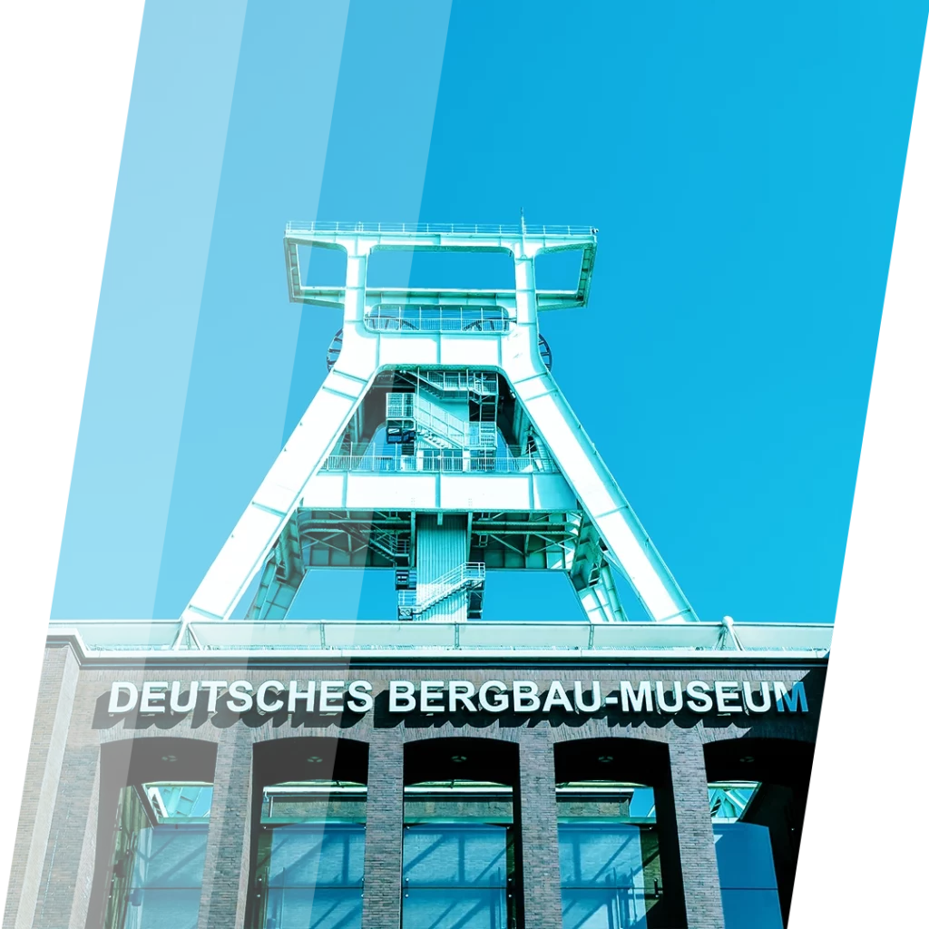 Deutsches Bergbau-Museum mit Förderturm im Hintergrund.