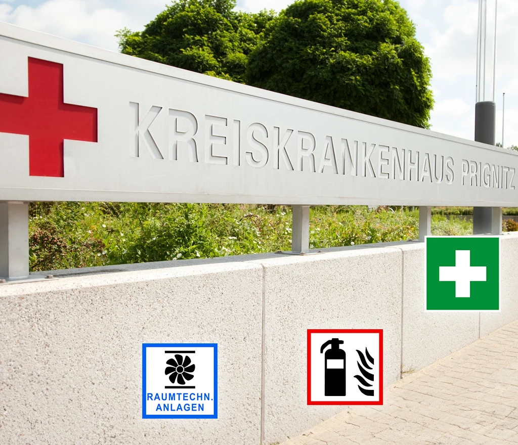 Eingangsschild des Kreiskrankenhauses Prignitz mit Notfall- und Sicherheitssymbolen.