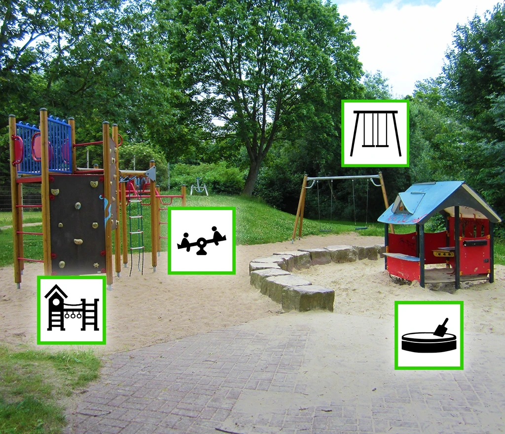 Spielplatz mit Klettergerüst, Schaukel, Sandkasten und Spielhaus, umgeben von Bäumen.