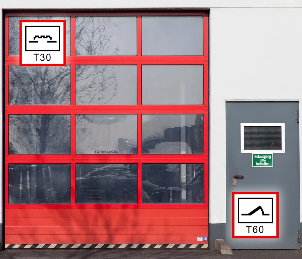 Feuerschutztor T30 und Tür T60 mit Hinweisschildern.