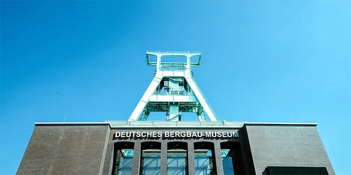 Deutsches Bergbau-Museum mit Förderturm im Hintergrund.